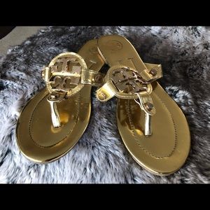 🌼Tory Burch metal logo Flip Flops
